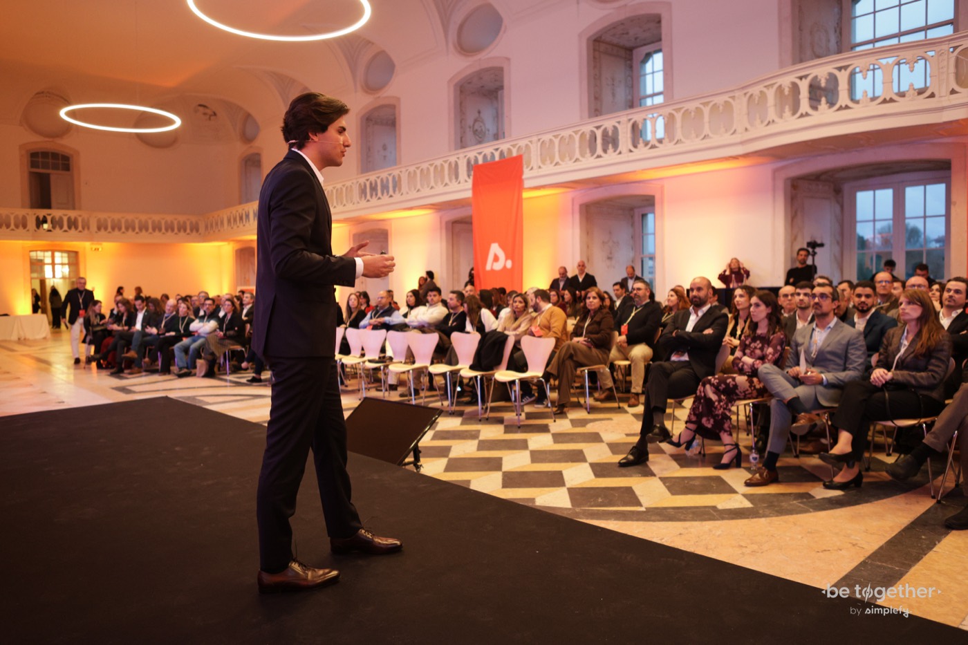 Martim Silva em palco numa conferência